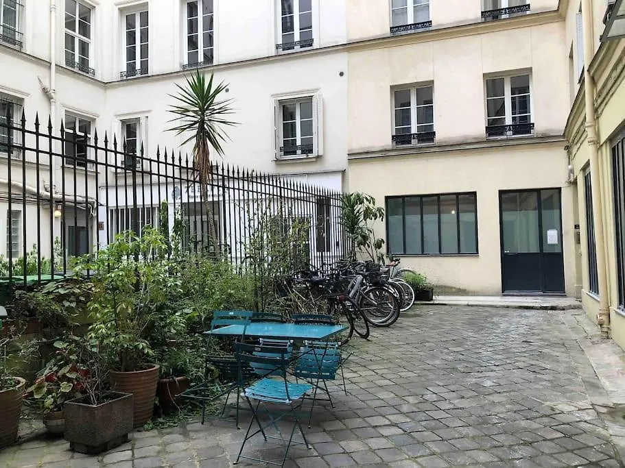 Charming Parisian Apartment Under The Rooftops 0*, Paris